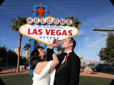 weddings at the Welcome to Fabulous Las Vegas Sign