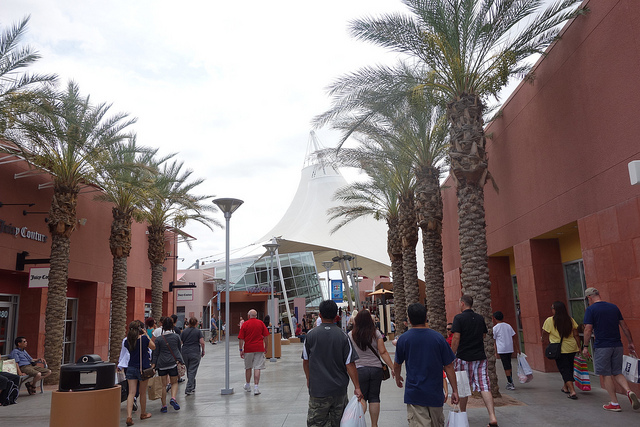 Las Vegas Premium Outlets - North vs. South