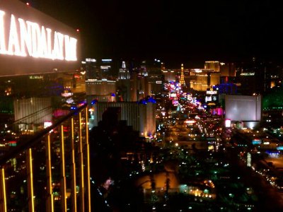 2-Hour Las Vegas Strip Walking Tour with Photographer